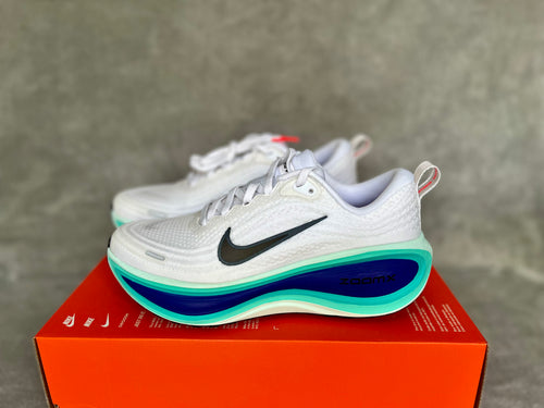 Nike Vomero Plus // *NEU* // Gr.38,5 (HV8150 104)