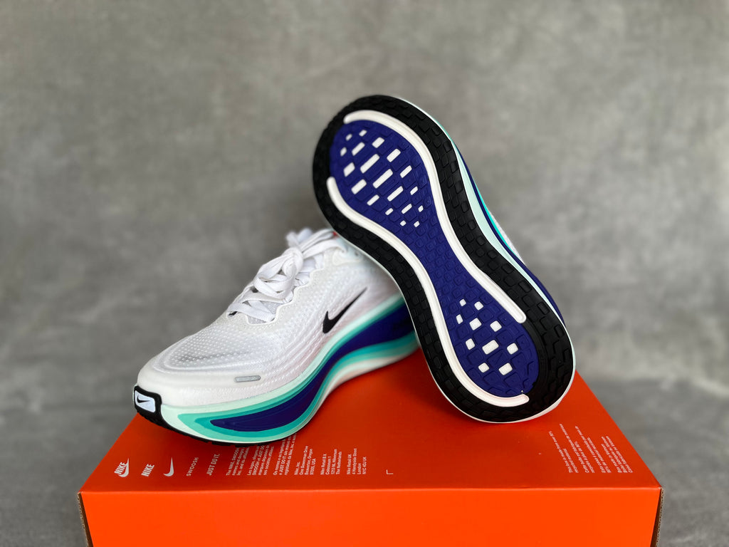 Nike Vomero Plus // *NEU* // Gr.38,5 (HV8150 104)