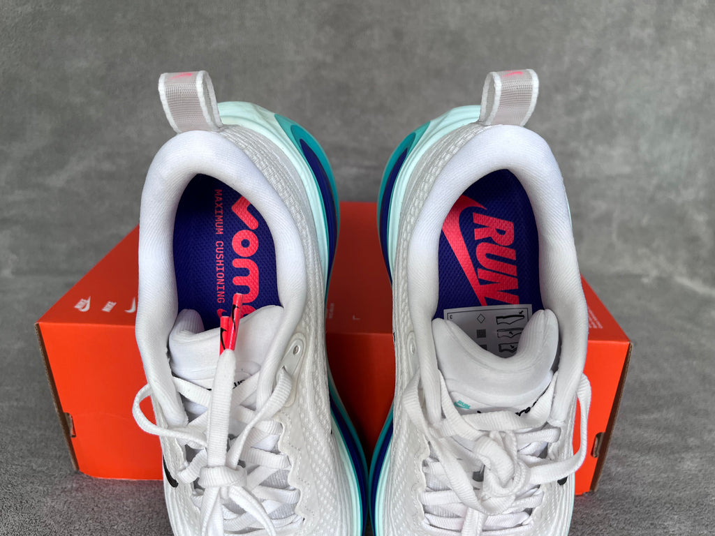 Nike Vomero Plus // *NEU* // Gr.38,5 (HV8150 104)